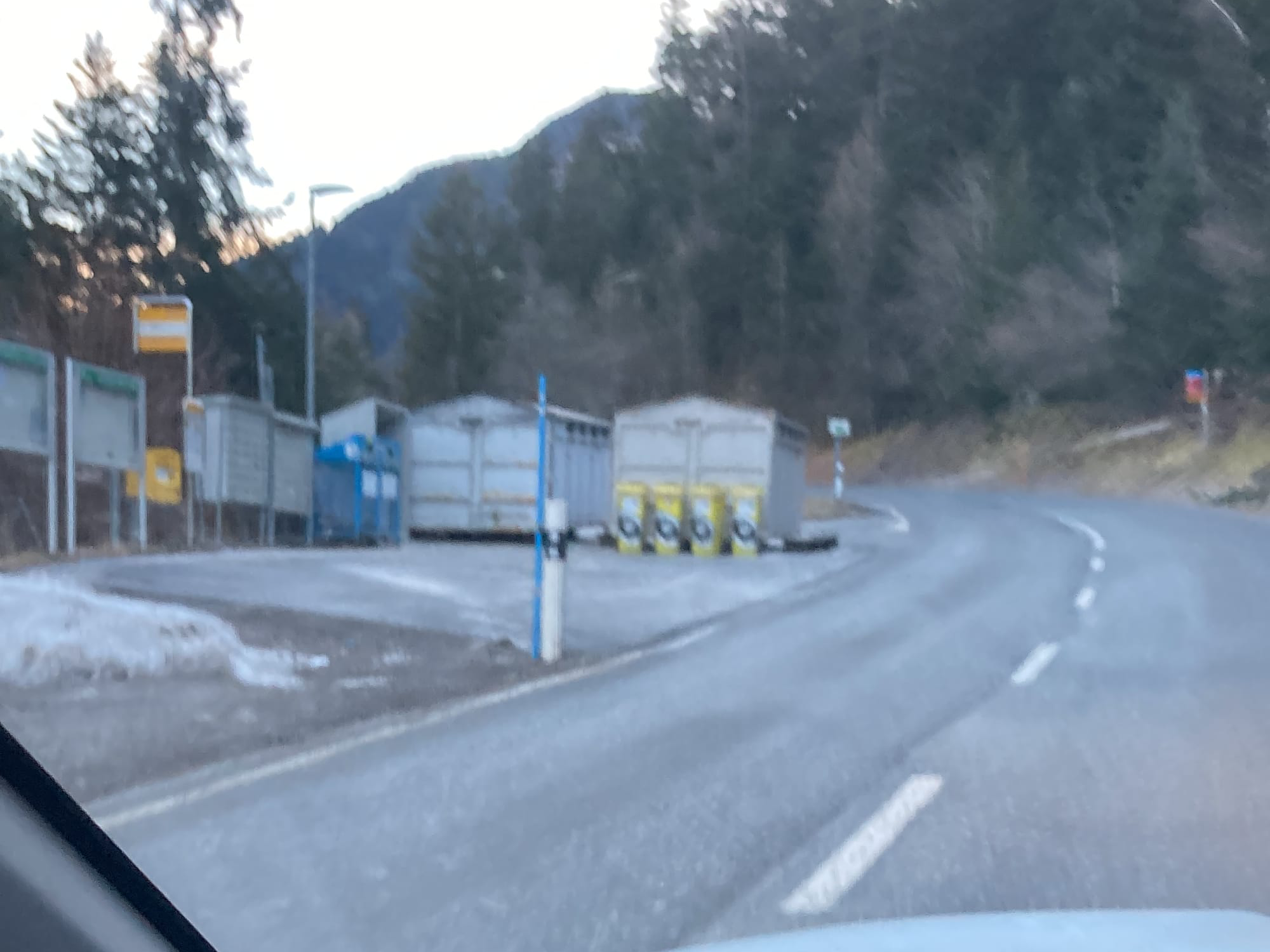 Arrivé ici, tournez à gauche après les poubelles.