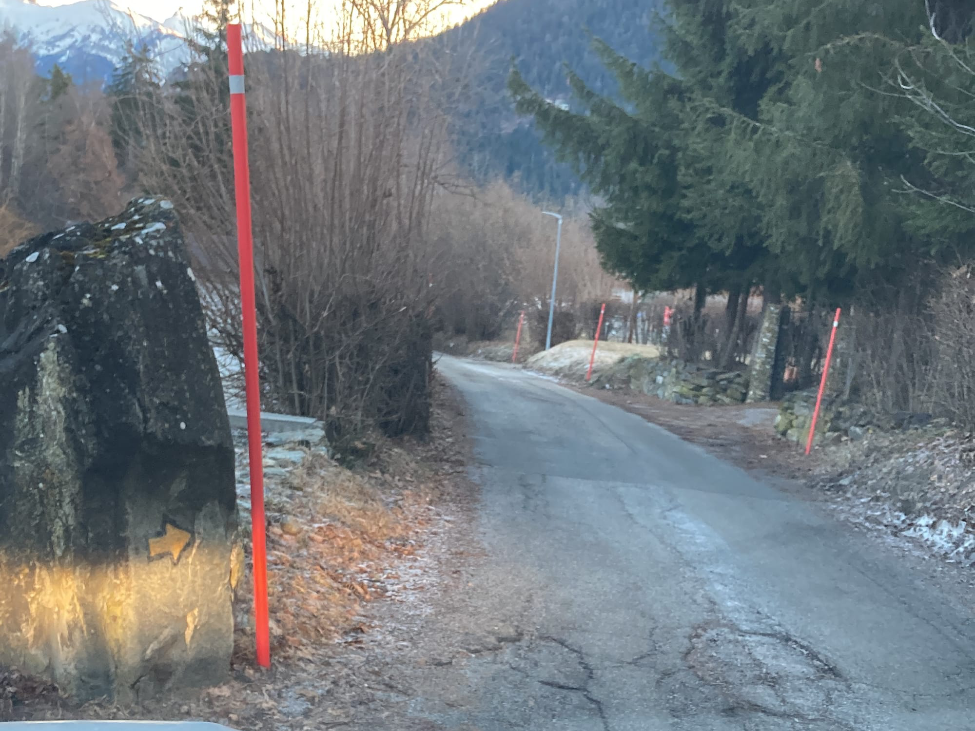 Suivrez la flèche sur le rocher et continuez.