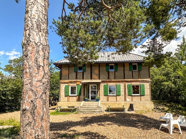 Le Bercail a ouvert ses portes en juin 2024 — bienvenue dans notre gîte de basse montagne